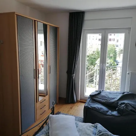 Apartment Ganze Mit Balkon, Terrasse Und Garten