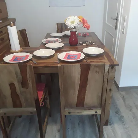 Apartment Ganze Mit Balkon, Terrasse Und Garten