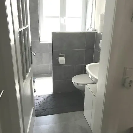 Apartment Ganze Mit Balkon, Terrasse Und Garten *